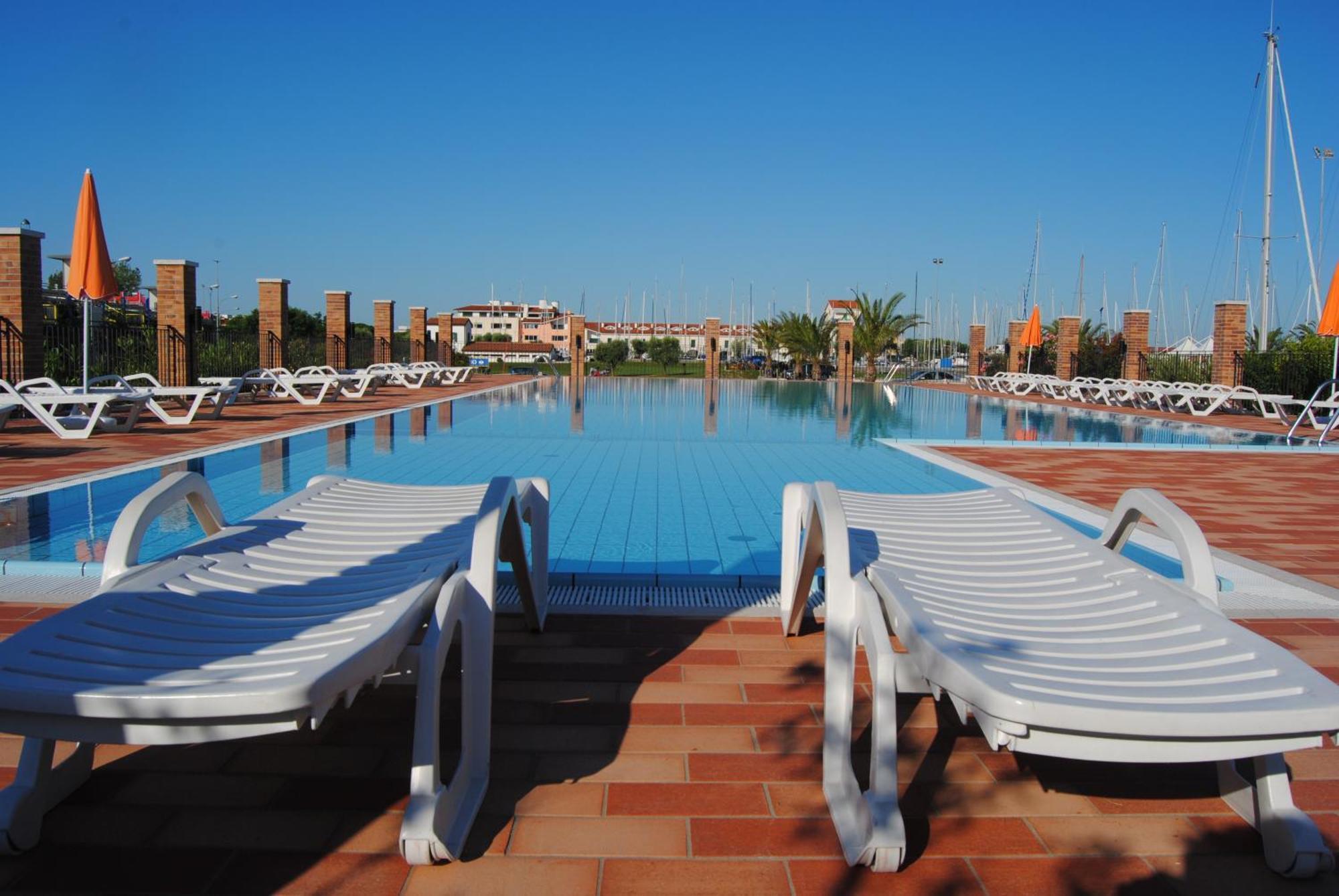 Residence Maestrale Каорле Екстериор снимка